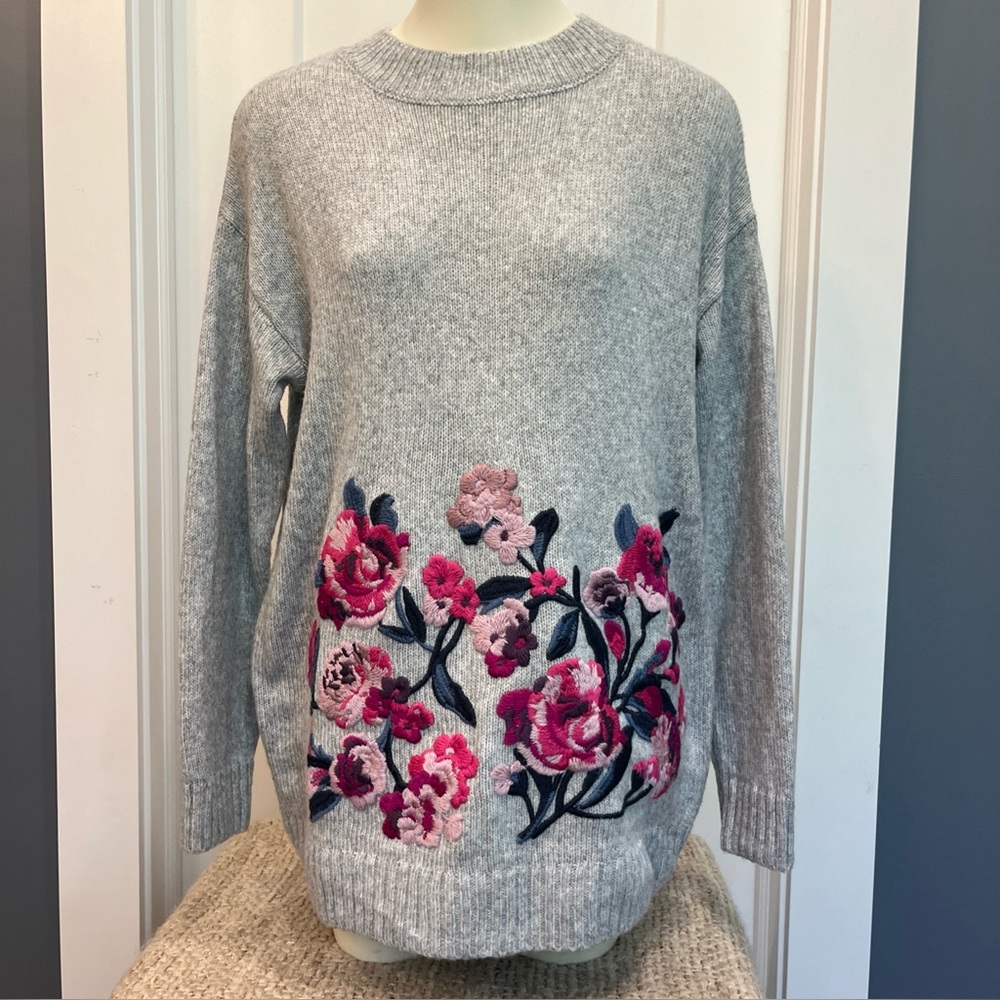 Joules Knitwear Size 10 Gray Sweater with‎ Pink Embroidered Flowers Long Sleeves